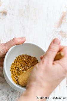 Broyer / piler des épices (mélange curry maison)