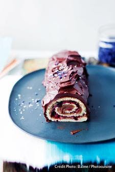 Bûche roulée au chocolat et cerises