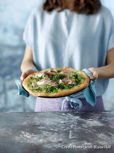 Pizza blanche à la roquette et au parme