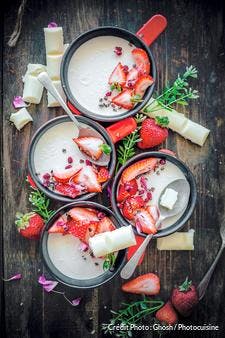 Panna cotta au chocolat blanc, fraises et fèves de cacao