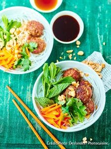 Salade de vermicelles de riz et boulettes de porc