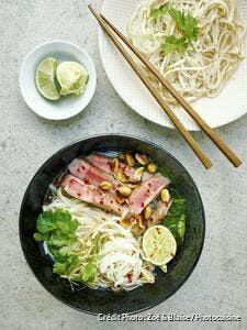 Soupe pho aux épices, boeuf, nouilles de riz et cacahuètes