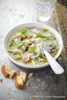 Bouillon aux légumes et au lard