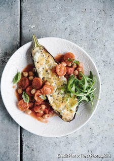 Aubergine farcie à la ricotta, poêlée de tomates cerises