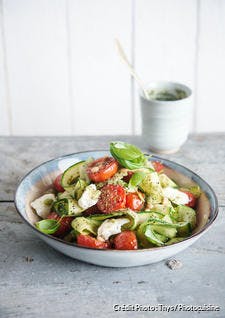 Salade de tomates cerises, courgettes, pesto et mozzarella