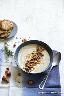 Velouté de céleri-rave à la purée de noisette, crumble de pain noir et noisette