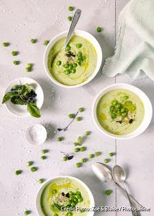 Soupe de petits pois à la menthe et au lait de coco