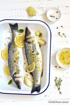 Bar grillé aux herbes : recette facile (4 étapes) | Régal Bar grillé aux herbes : recette facile (4 étapes) | Régal
