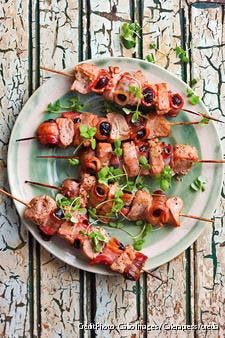 Brochettes de porc et de pruneaux au lard