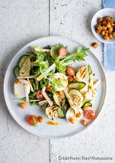 Salade de courgettes, pois chiches, tomates et fromage de chèvre