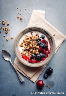 Fromage blanc au granola et fruits rouges frais