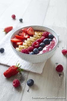 Smoothie bowl aux fruits rouges et au pollen