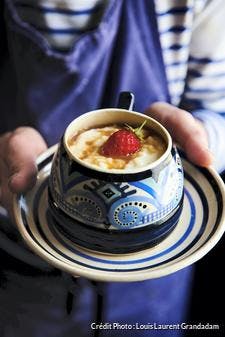 Riz au lait au caramel au beurre salé et fraises