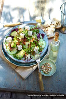 Salade de concombre, avocat, betterave, chèvre et noix