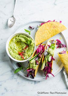 Tacos au guacamole, concombre, haricots rouges et chou