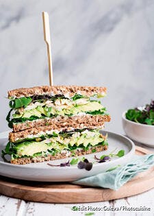 Sandwich avocat, poulet et légumes