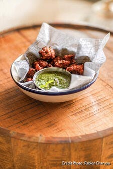 Pakoras d’oignon et pois chiches, chutney à la menthe