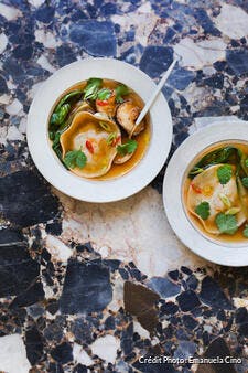 Bouillon thaï et ravioles de crevettes