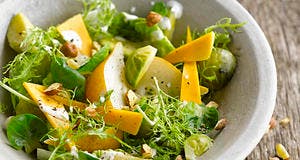 Salade de choux de Bruxelles aux poires et mimolette